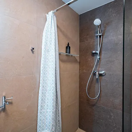 Apartment Breezy & Fresh Emerald - Garage & Balcony *