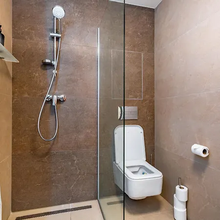 Breezy & Fresh Emerald - Garage & Balcony