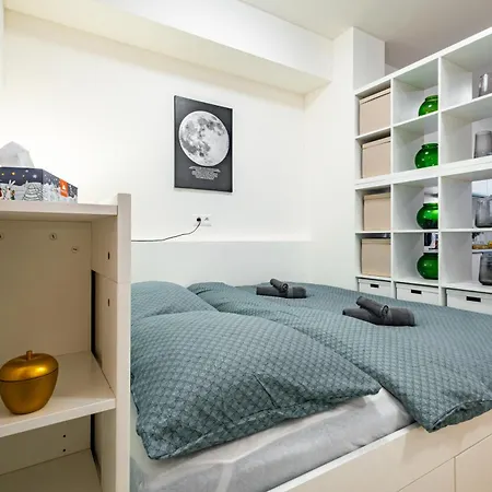 Breezy & Fresh Emerald - Garage & Balcony Apartment Pressburg