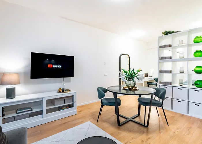 Breezy & Fresh Emerald - Garage & Balcony *