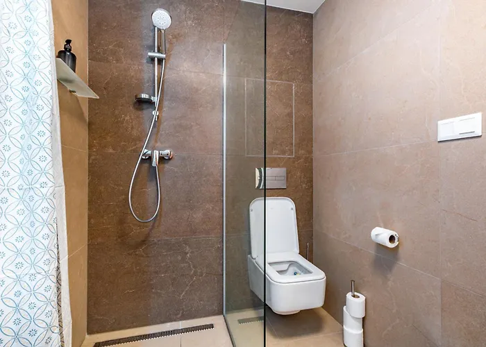 Breezy & Fresh Emerald - Garage & Balcony